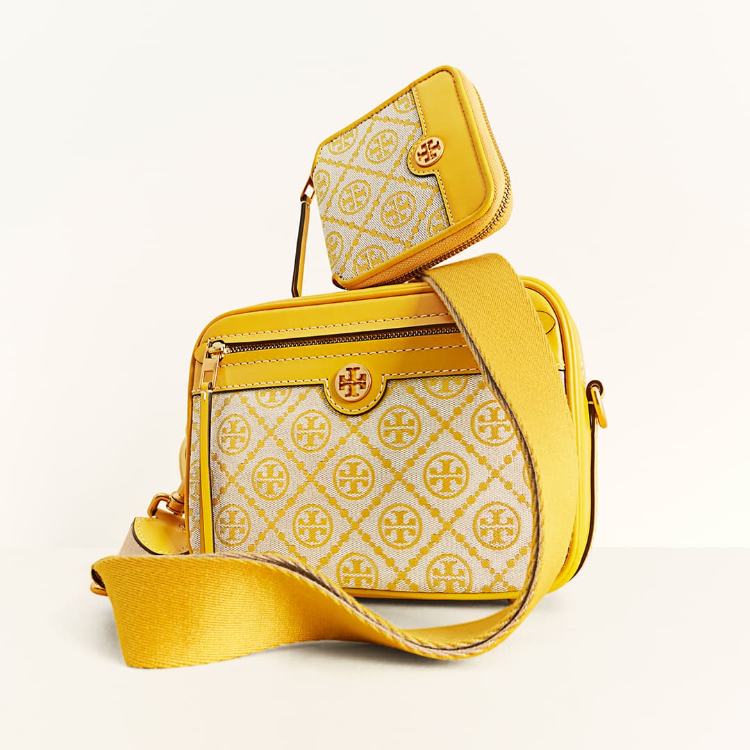 Tory Burch亮麗黃T Monogram短夾NT$8,690、相機包NT$16,900。(Tory Burch提供)