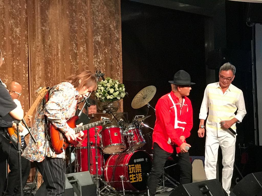 婚宴上,陳昇(右1)拉伍佰(左1)合唱〈愛你一萬年〉。(圖讀者提供)
