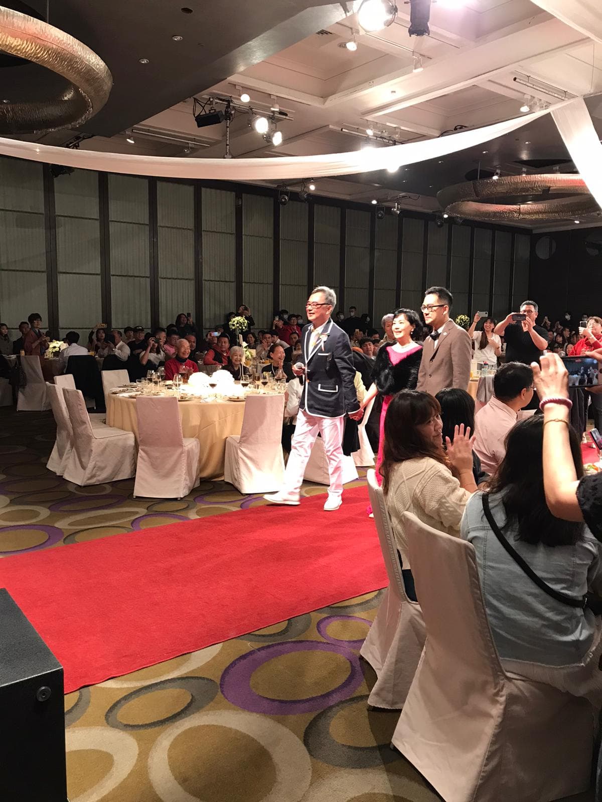 兒子娶媳婦,陳昇(黑西裝者)心情超好。(讀者提供)