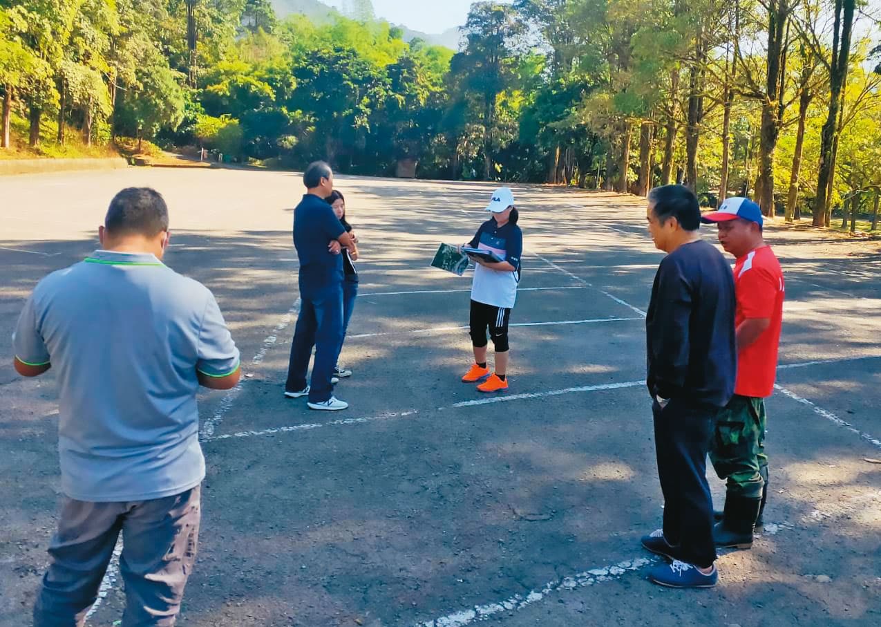 仁愛鄉公所人員日前赴泰雅渡假村停車場會勘,確認是否竊占國土。(讀者提供)