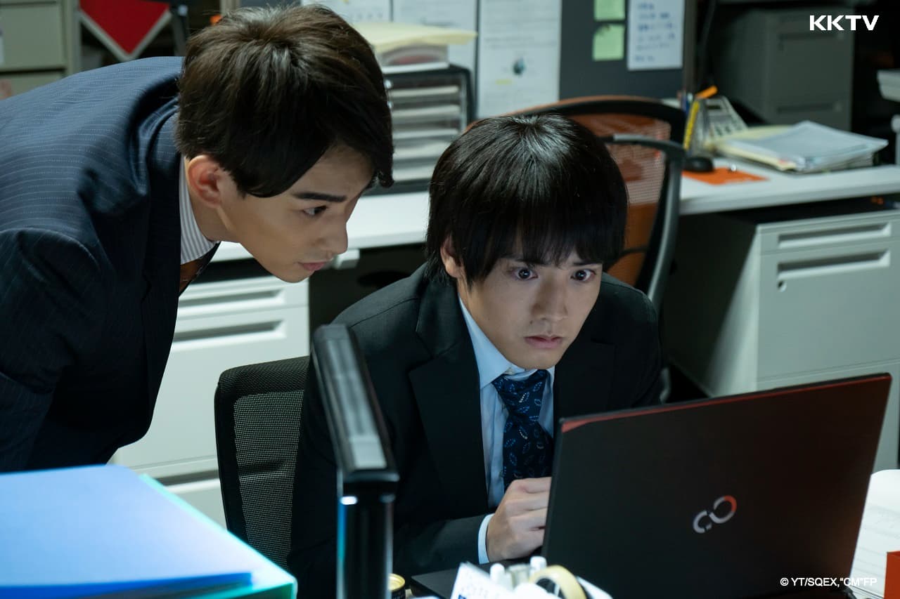 赤楚衛二（右）在《如果30歲還是處男，似乎就能成為魔法師》中飾演安達清，意外獲得魔法能力的他，發現同事「黑澤」町田啓太（左）喜歡自己。（KKTV提供）
