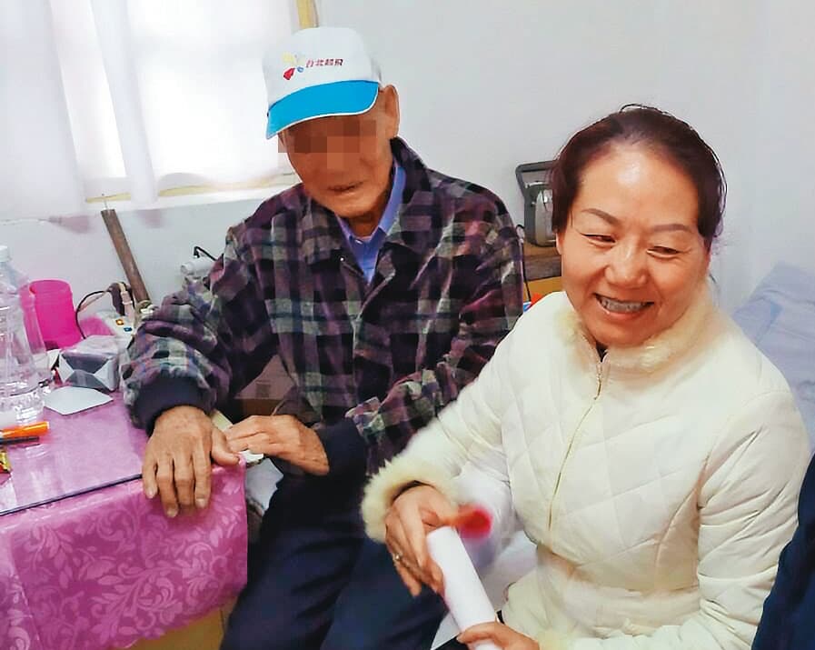 小姐(右)經朋友介紹認識譚男(左),二人不久後登記結婚。(讀者提供)