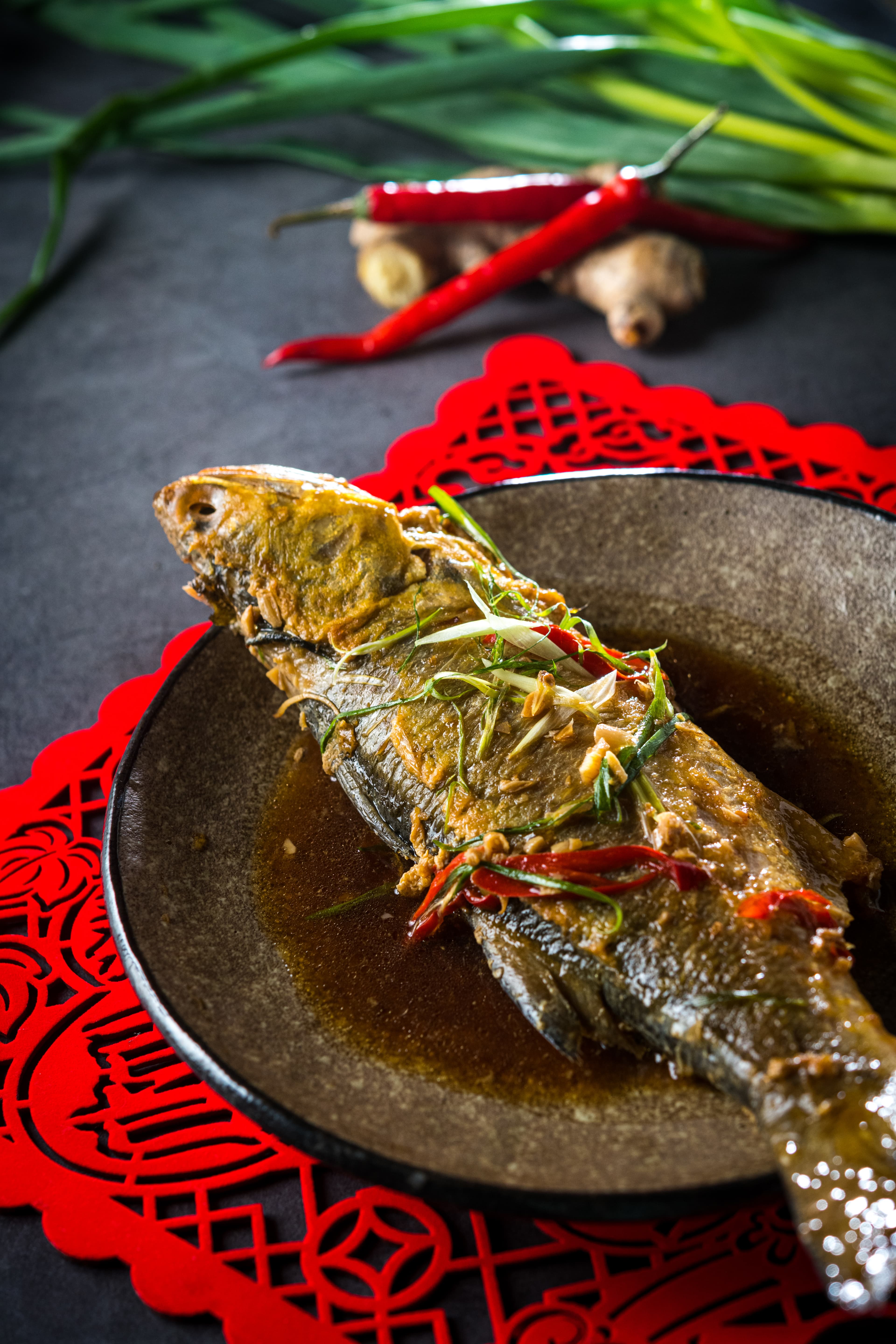 蔥香醬香入味的「紅燒午魚」，把煎魚、燒魚一連串工夫都給省了。（250元／隻）