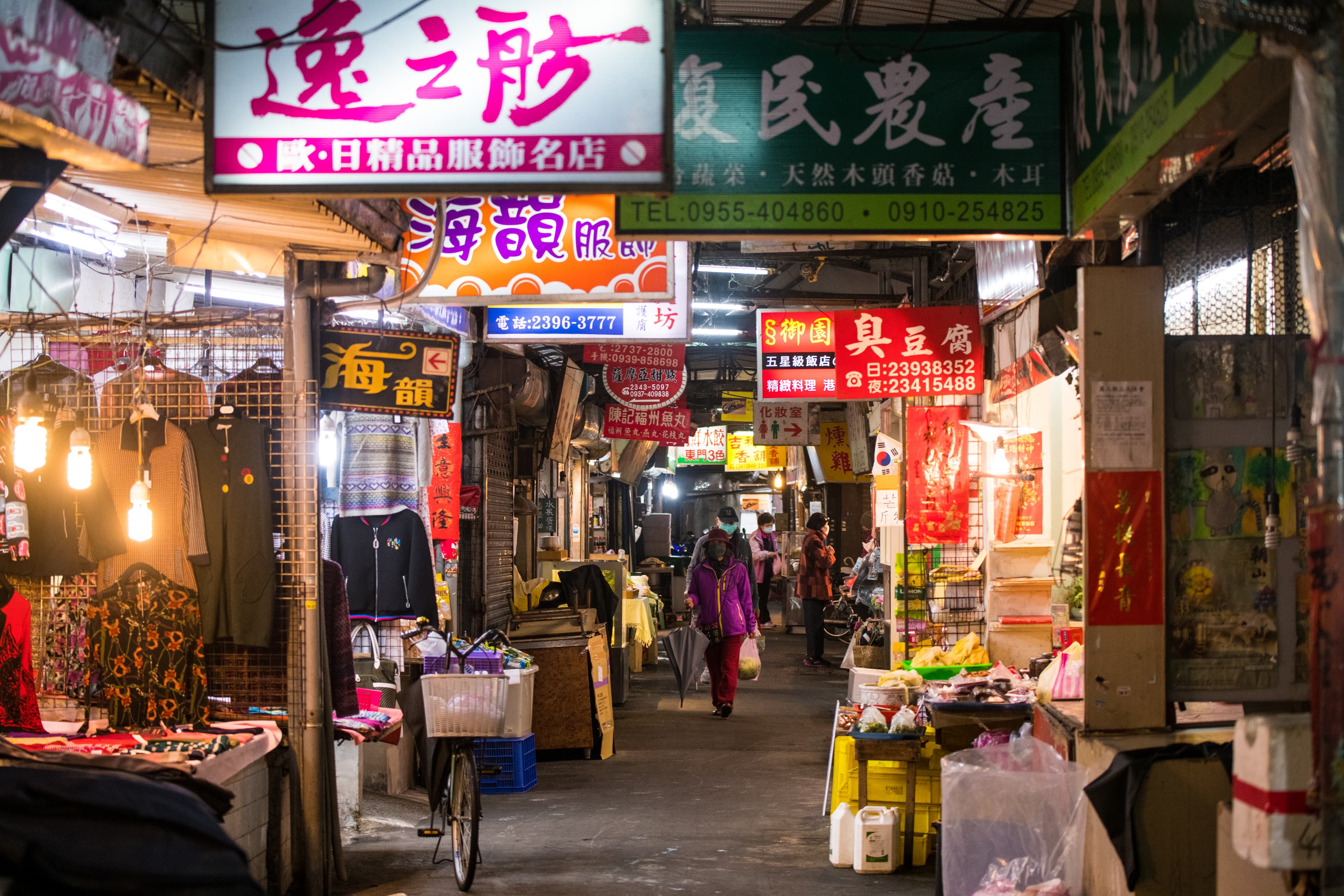 市場內百業林立，很有歷史感。
