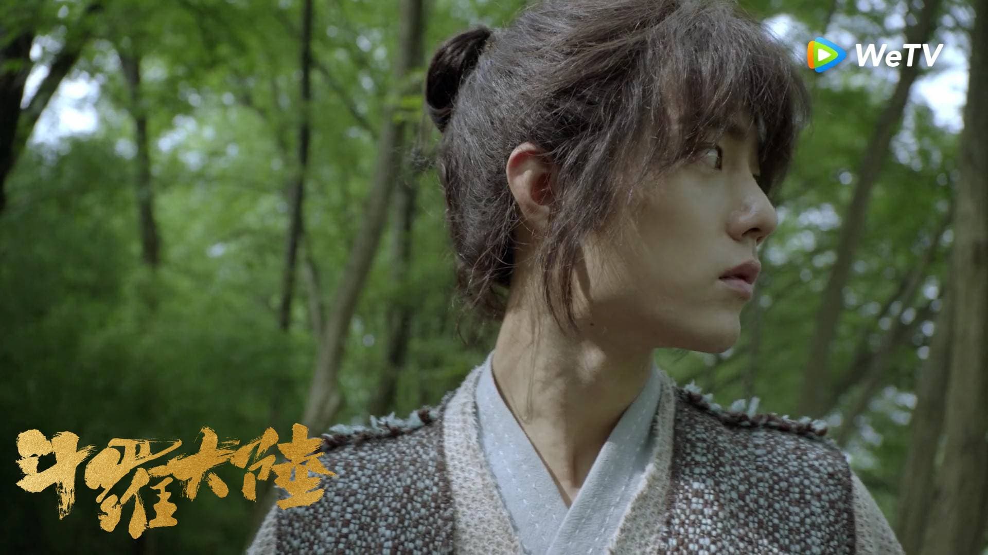 肖戰在《斗羅大陸》首集以丸子頭的造型登場,看不出是快30歲的年紀。(WeTV提供)