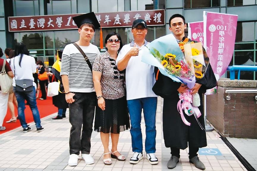 龍師父(右1)母親(左2)要他帶爸爸(右2)、哥哥(左1)及親近弟子到台大參加畢業典禮,但全是一場戲。(讀者提供)