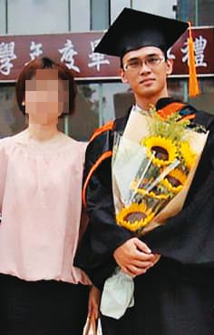 女弟子(左)前後捐贈彌聖亞慈惠堂600多萬元,也出庭作證指稱,龍師父偽造學歷是郭母指使,還要她赴台大畢業典禮現場(圖)配合演戲。(讀者提供)