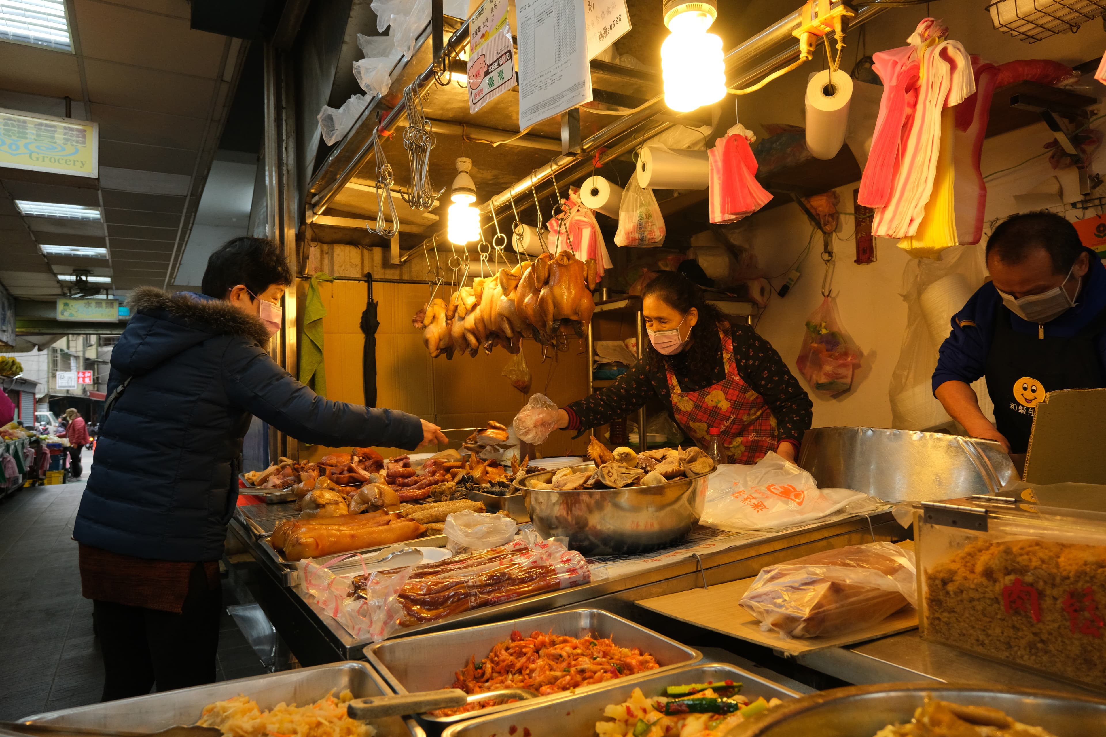 攤頭除了肉類大菜,還有炒溪蝦、涼拌鳳爪、毛豆等冷盤熟食。
