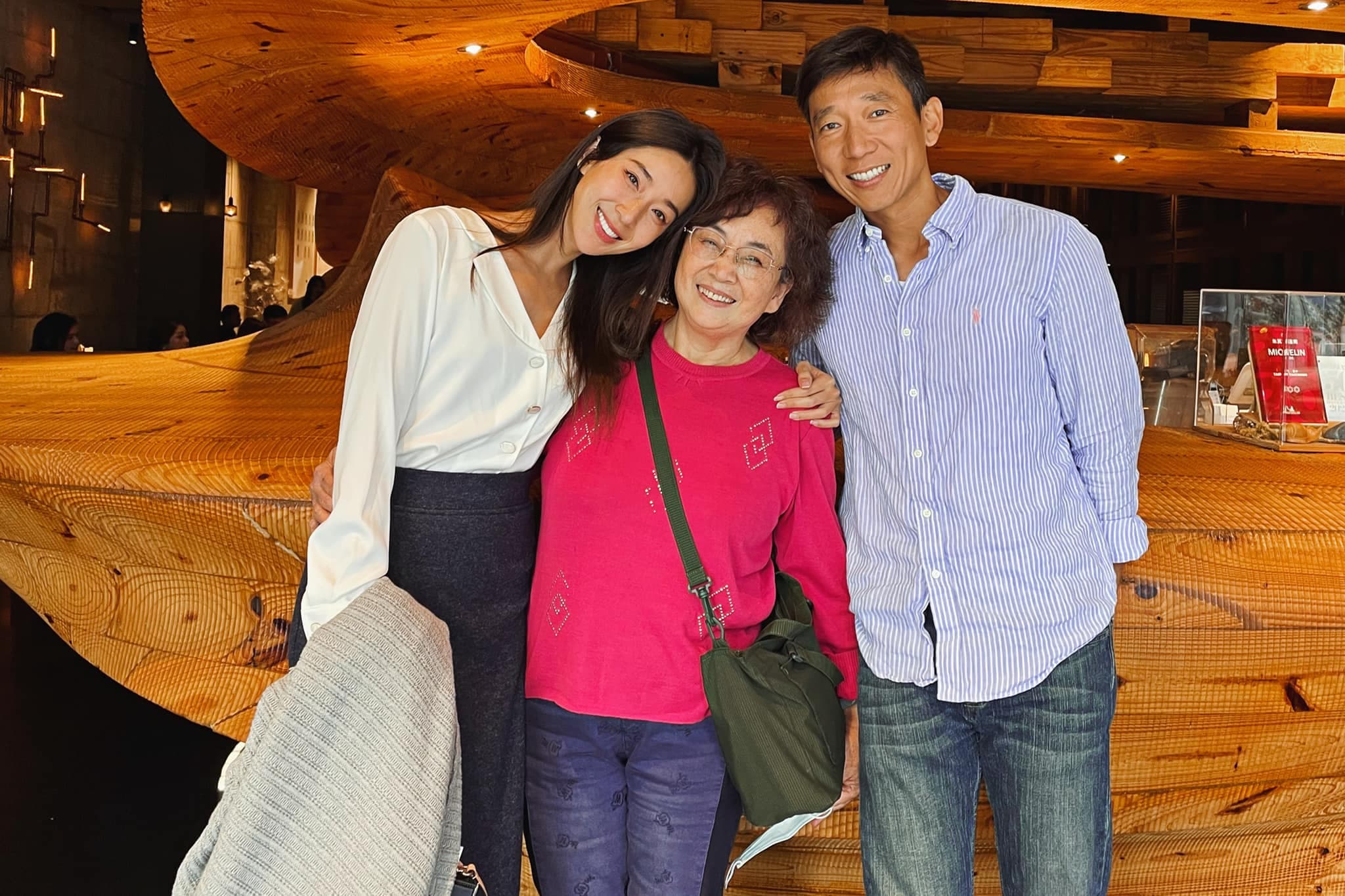隋棠(左)與老公Tony(右)幫媽媽(中)慶生,網友稱讚︰「棠棠遺傳了媽媽的美貌跟氣質啊!」(翻攝自隋棠臉書)