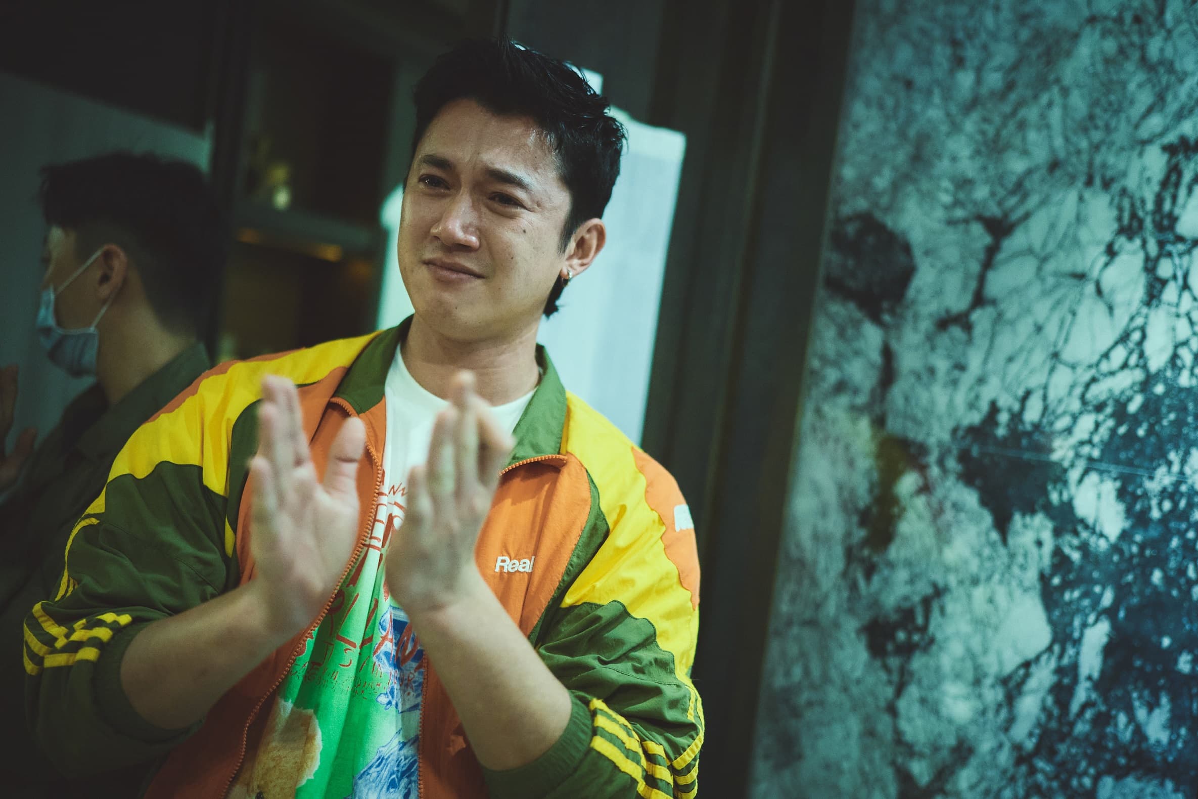 吳慷仁為了在《我沒有談的那場戀愛》飾演花心的廣告導演， 2個月增重變成84公斤的福泰圓臉。（華納提供）