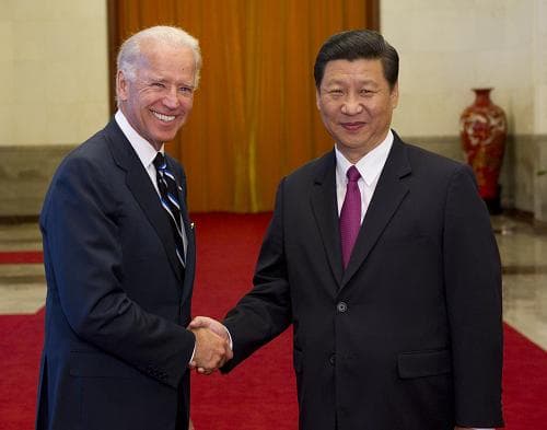 拜登在擔任副總統時,曾與時任國家副主席的習近平多次會面,拜登自認了解對方。圖為2人於2011年在中國人民大會堂會談時的合影。(翻攝中國駐美大使館)