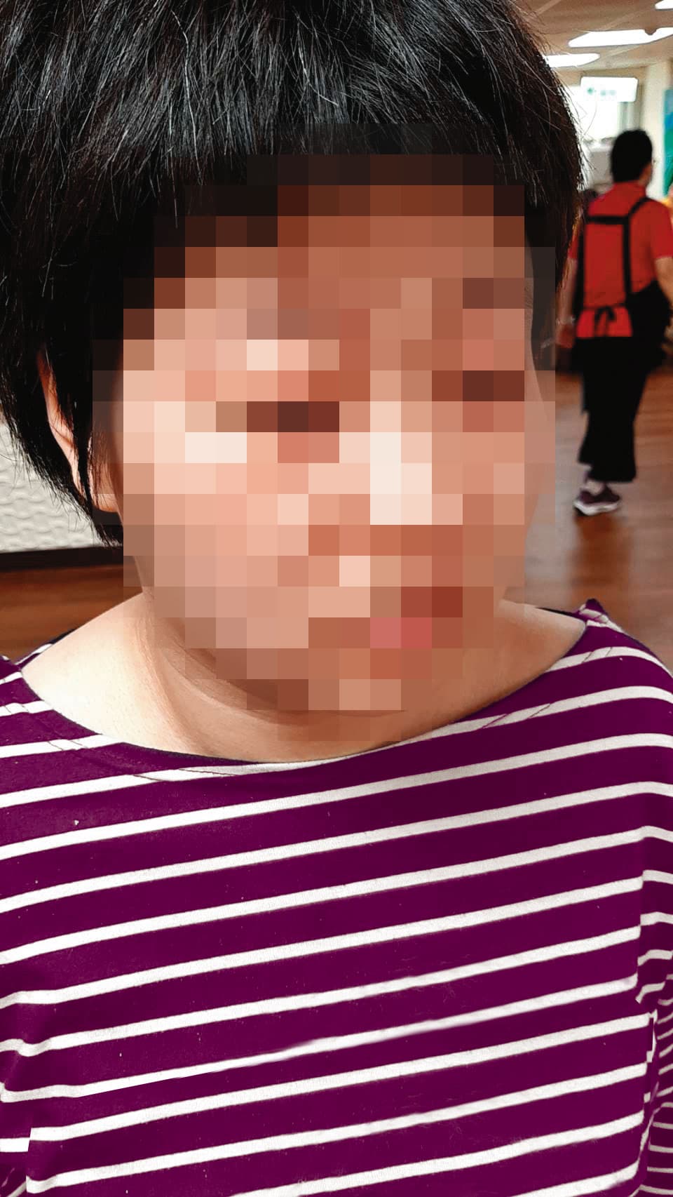 患有自閉症的小方無法像一般人說話,疑似在護理之家遭虐打,只能在夜晚哭泣發洩情緒。(讀者提供,服裝已經變色處理)