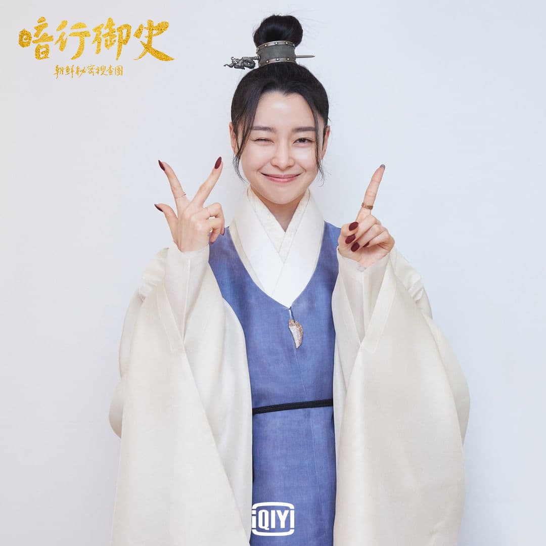 女主角權娜拉扮成男裝,開心比出13手勢,感謝觀眾支持《暗行御史:朝鮮秘密搜查團》。(愛奇藝國際站提供)