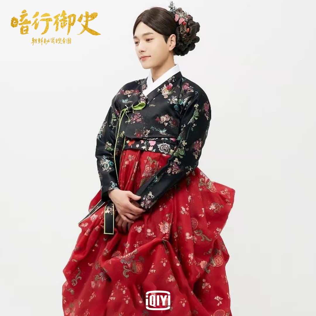 金明洙戴上古代女子的假髮,穿上紅黑色調的韓服,讓粉絲驚豔。(愛奇藝國際站提供)