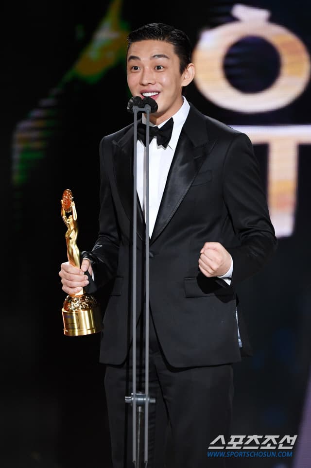 34歲的劉亞仁以《收屍人》拿下第二座青龍獎影帝。(翻攝朝鮮體育報網站)
