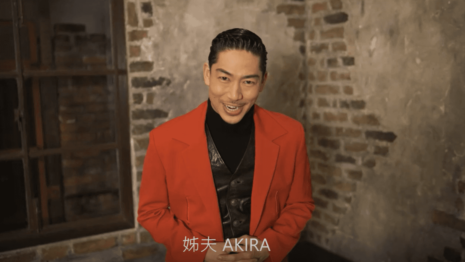 AKIRA練了一長串中文拜年,也表示今年因為疫情無法回台。(LDH提供)