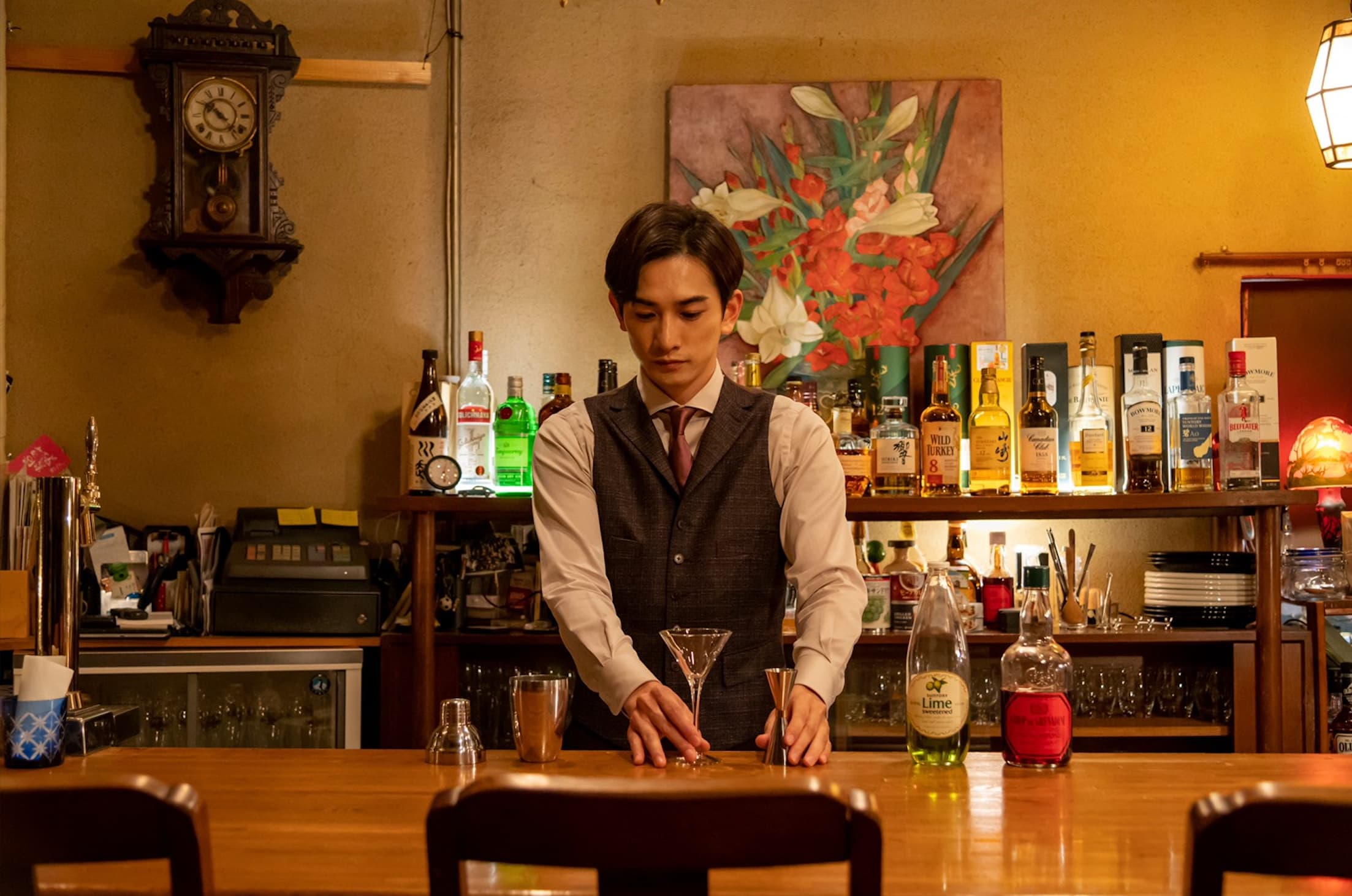 町田啓太首次擔任主角的新劇《西荻窪 三星洋酒堂》今在日本開播,他也為戲苦練調酒技巧。(friDay影音提供)