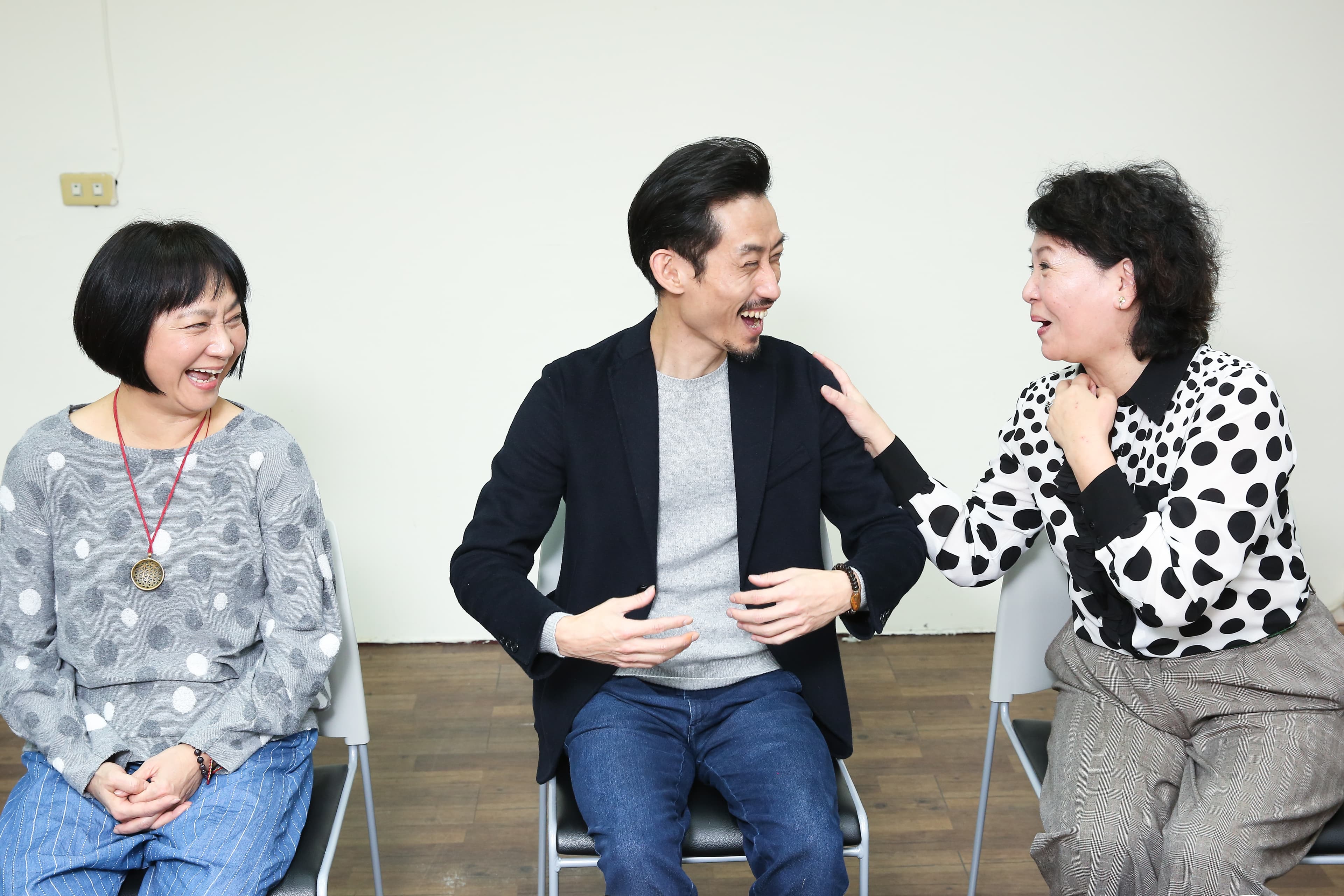 王琄（右）建議陳竹昇50歲生日時用辦桌來辦「壽宴」，讓陳竹昇嚇得直呼「母湯」，三人笑得超開懷。