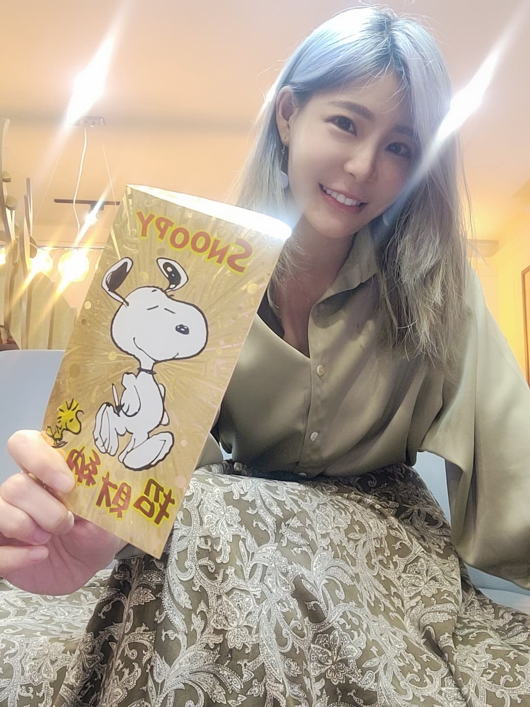 孟慶而今年首度以人妻方式過年,開心拿到老公送的紅包。(孟慶而提供)