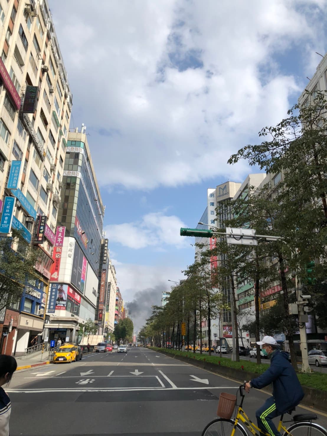 台北市忠孝東路四段一棟大樓突冒大火,正在滅火中。