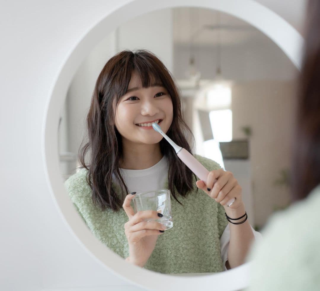 愛莉莎莎業配飛利浦音波牙刷,「它有獨家美白拋光音波震動模式,真的亮白的很有感!」網友提問︰「能震掉我的膽結石嗎?」(翻攝自愛莉莎莎IG)