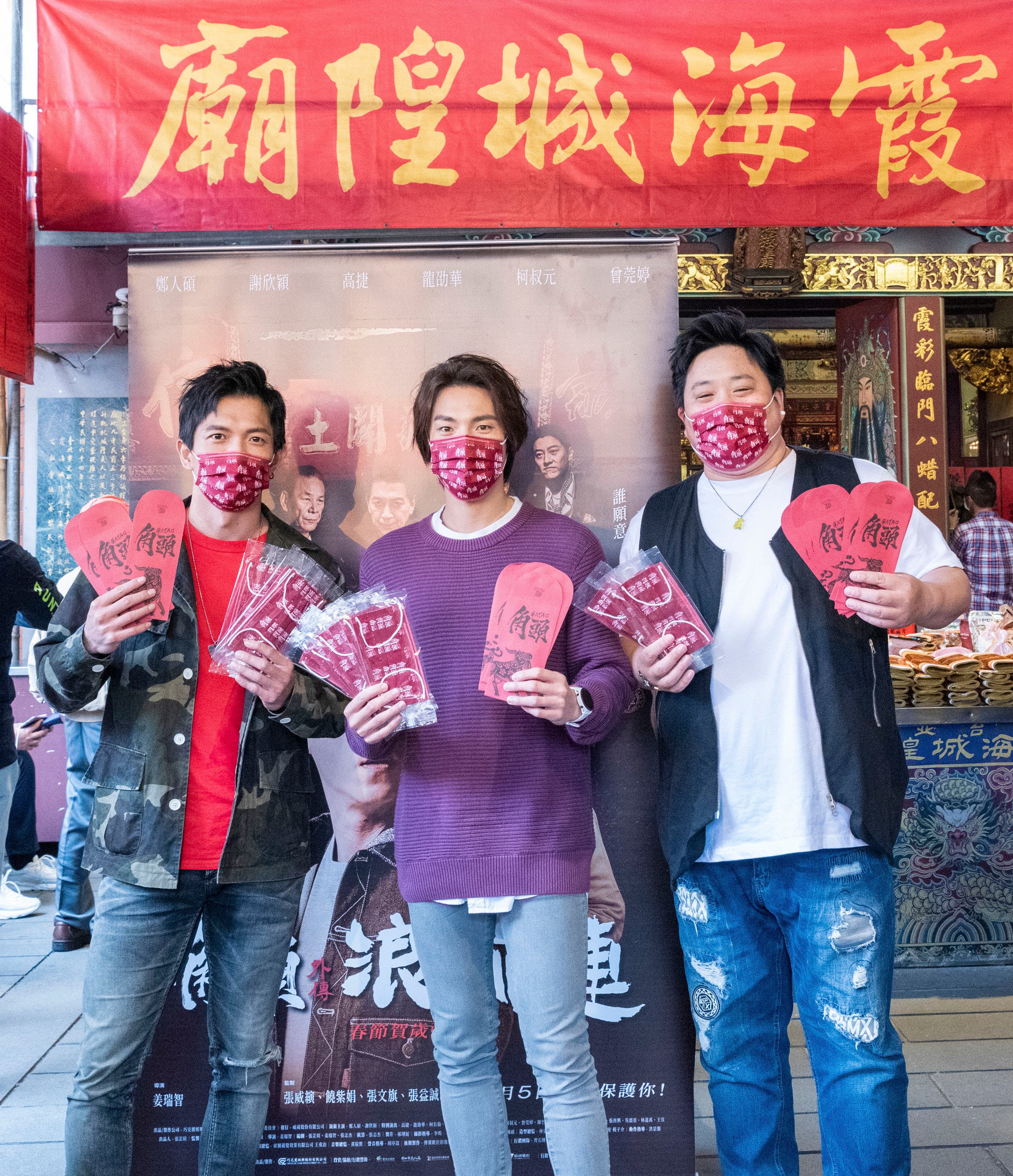 三人祈求電影票房大賣,也不忘替自己求一段好姻緣。(巧克麗娛樂提供)
