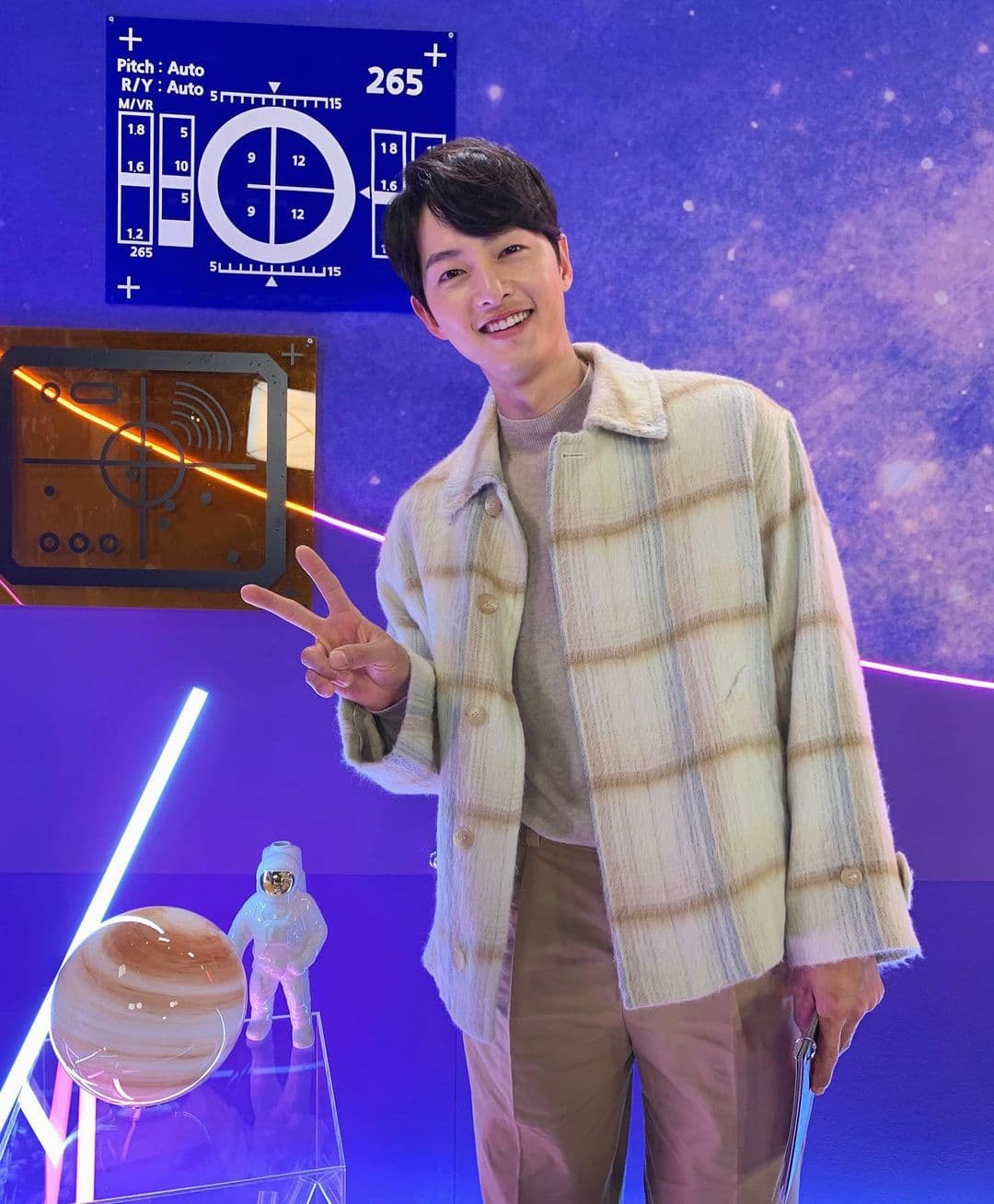 宋仲基昨(14日)開通個人IG「hi_songjoongki」,不到24小時即吸引近50萬名粉絲追蹤,曝光的三張照片都以貼圖代替文字,頗有新意。(翻攝宋仲基IG)