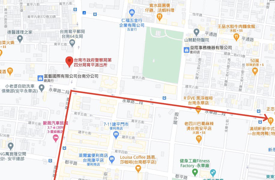 遭追殺的王男跟2名大學生都是外地人,沿著育平路騎到永華路二段時卻右轉,若繼續直行育平路約100公尺,便可在左側看到當地的第四分局育平派出所。(翻攝自Google地圖)