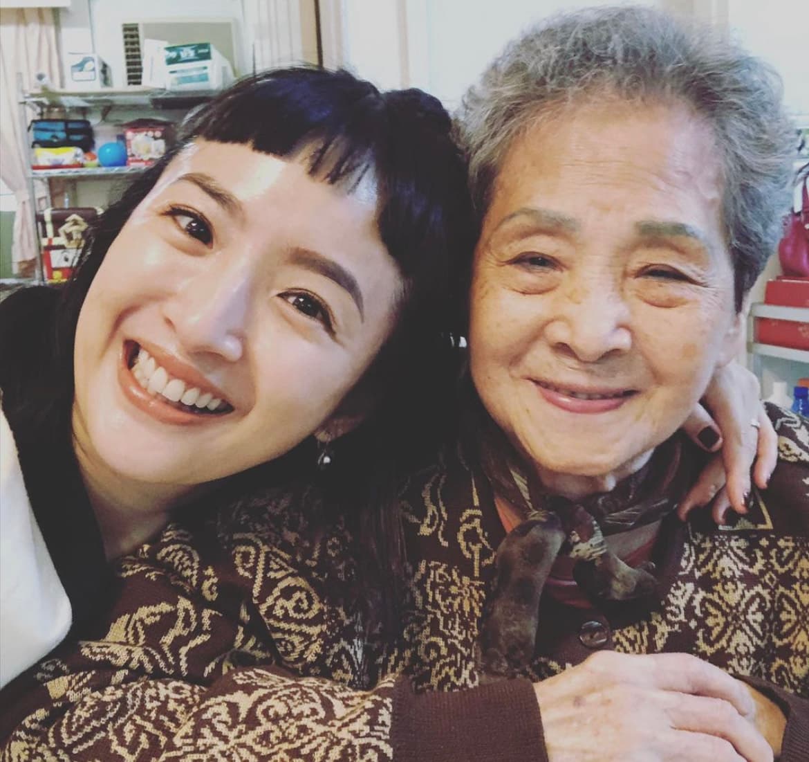 林依晨初二回母親娘家與外婆開心合影。(圖/翻攝自林依晨IG)