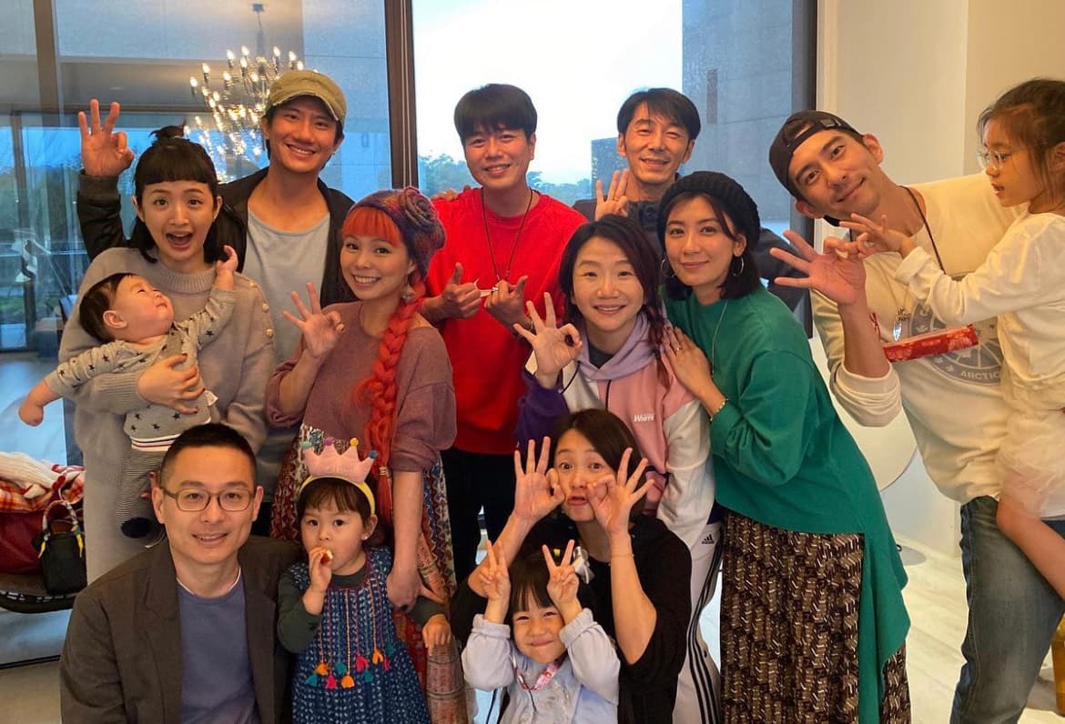 林依晨過年期間與圈內好友陶晶瑩、賈靜雯、六月、許哲珮等夫妻檔聚會。(圖/翻攝自林依晨IG)