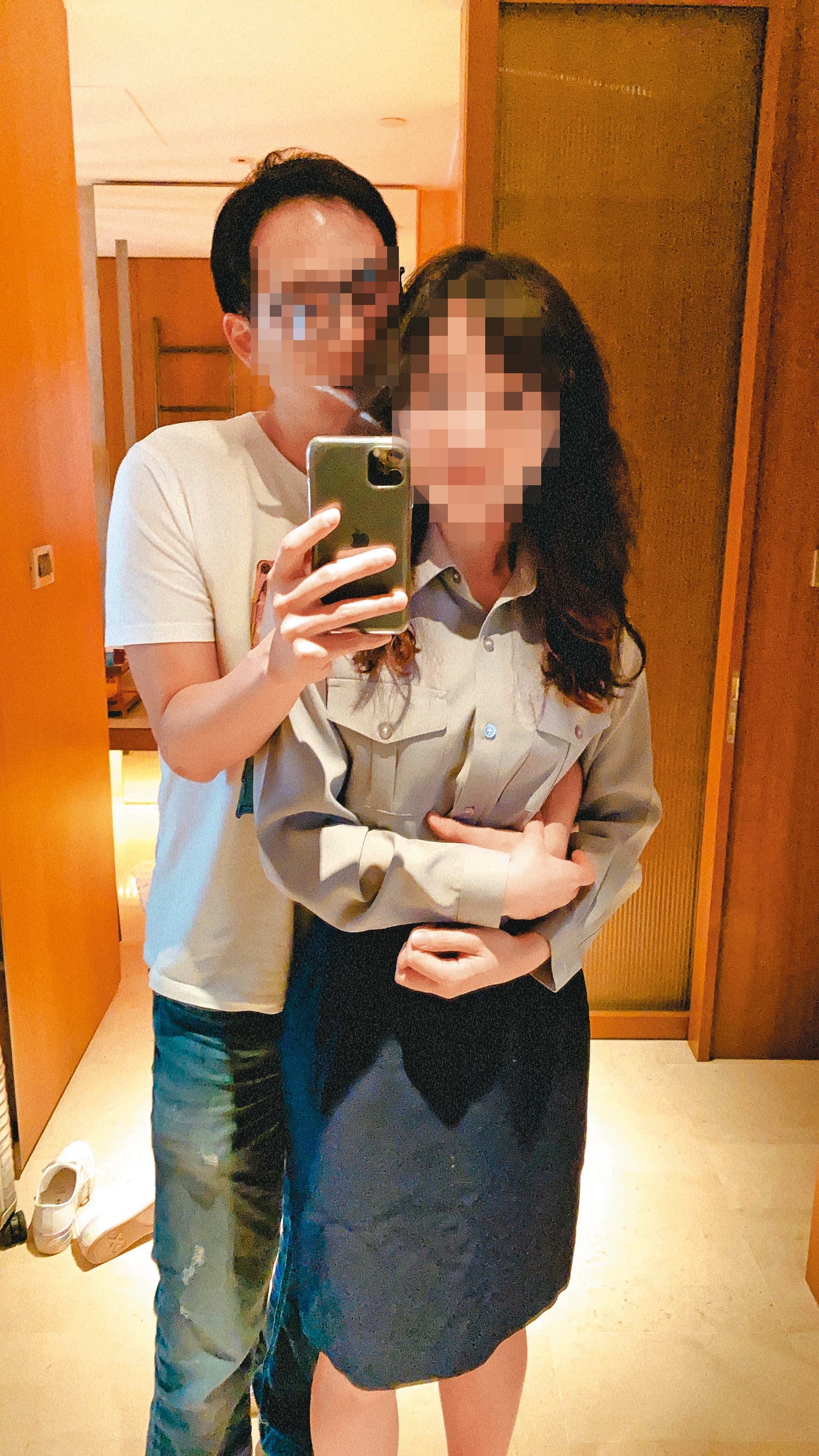 女警官P小姐(右)疑似穿著制服與陳姓工程師(左)在飯店房間內合照。(讀者提供)