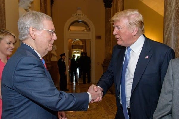 麥康乃爾與川普過去4年合作密切,如今卻反目互批。(翻攝自臉書)