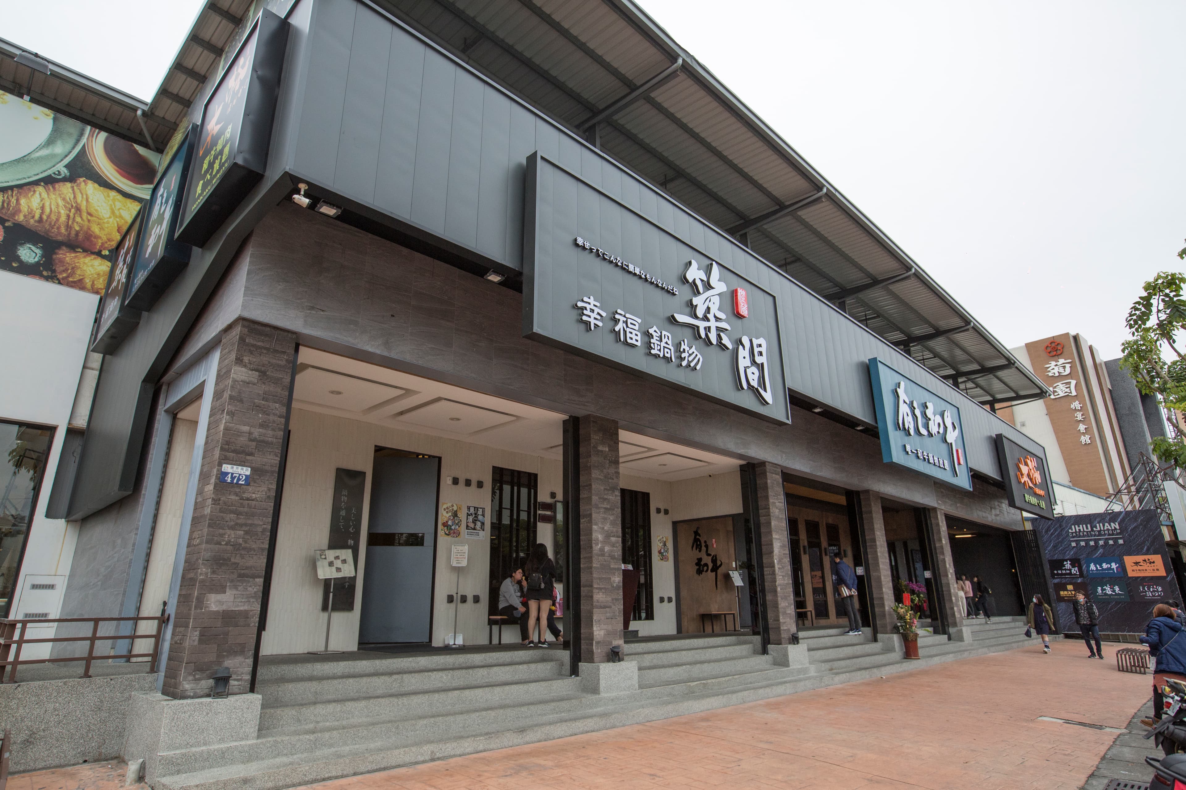 在台中大里德芳南路上三個品牌連成一氣，儼然大里新地標。