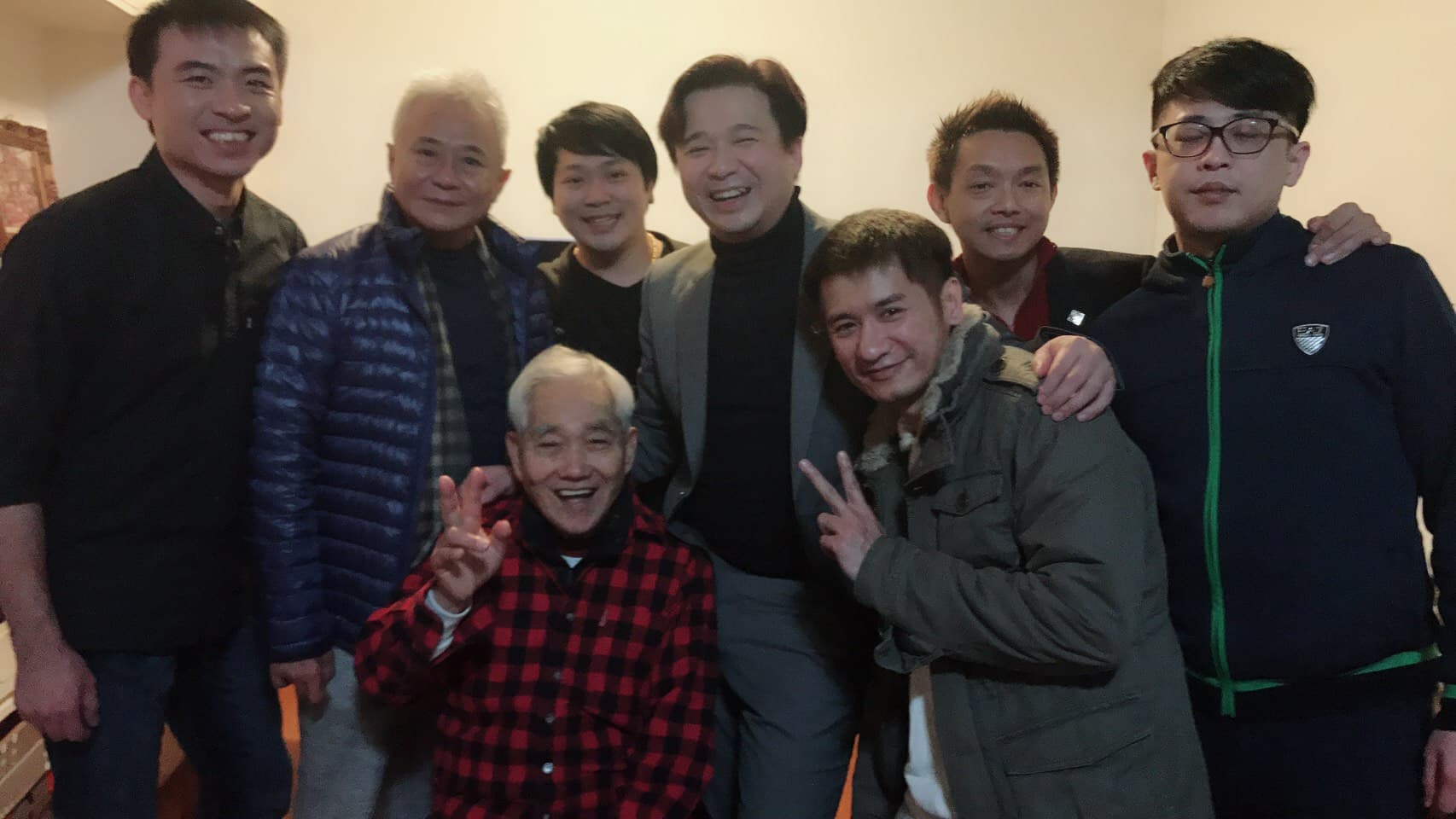 林楷傑(中)跟爺爺(前排左)、爸爸(左2)、弟弟(右1)感情很好,至今仍在基隆老家比鄰而居。(林楷傑提供)