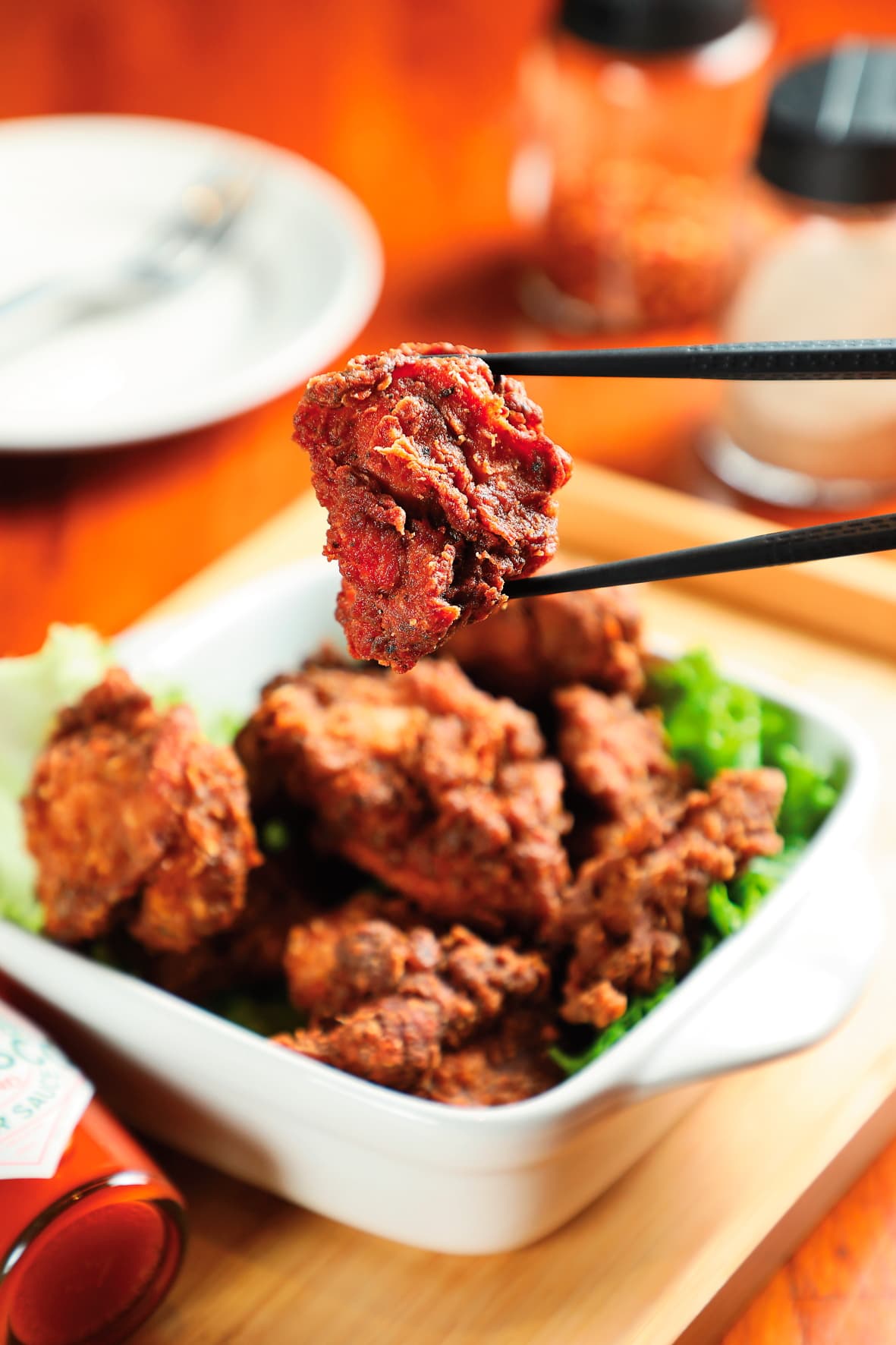 使用祕製香料醃漬的「酥炸辣味雞塊」，特殊的煙燻香味與鮮嫩的無骨雞腿肉，是店內最受歡迎的下酒菜。（190元／小份）