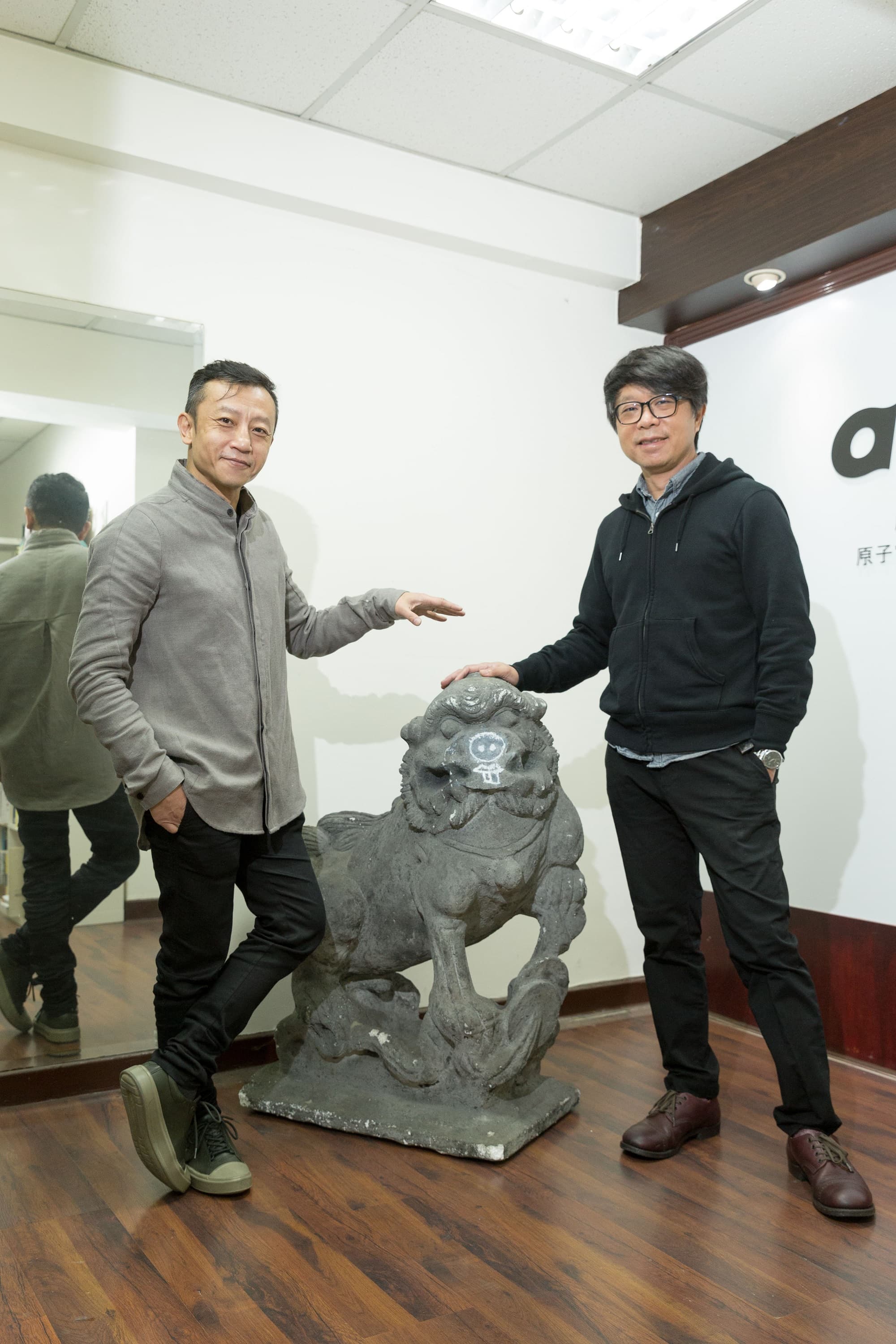 楊雅喆(左)費時1年重新編劇《天橋》,美術指導王誌成(右)花3個月打造中華商場,工程浩大。