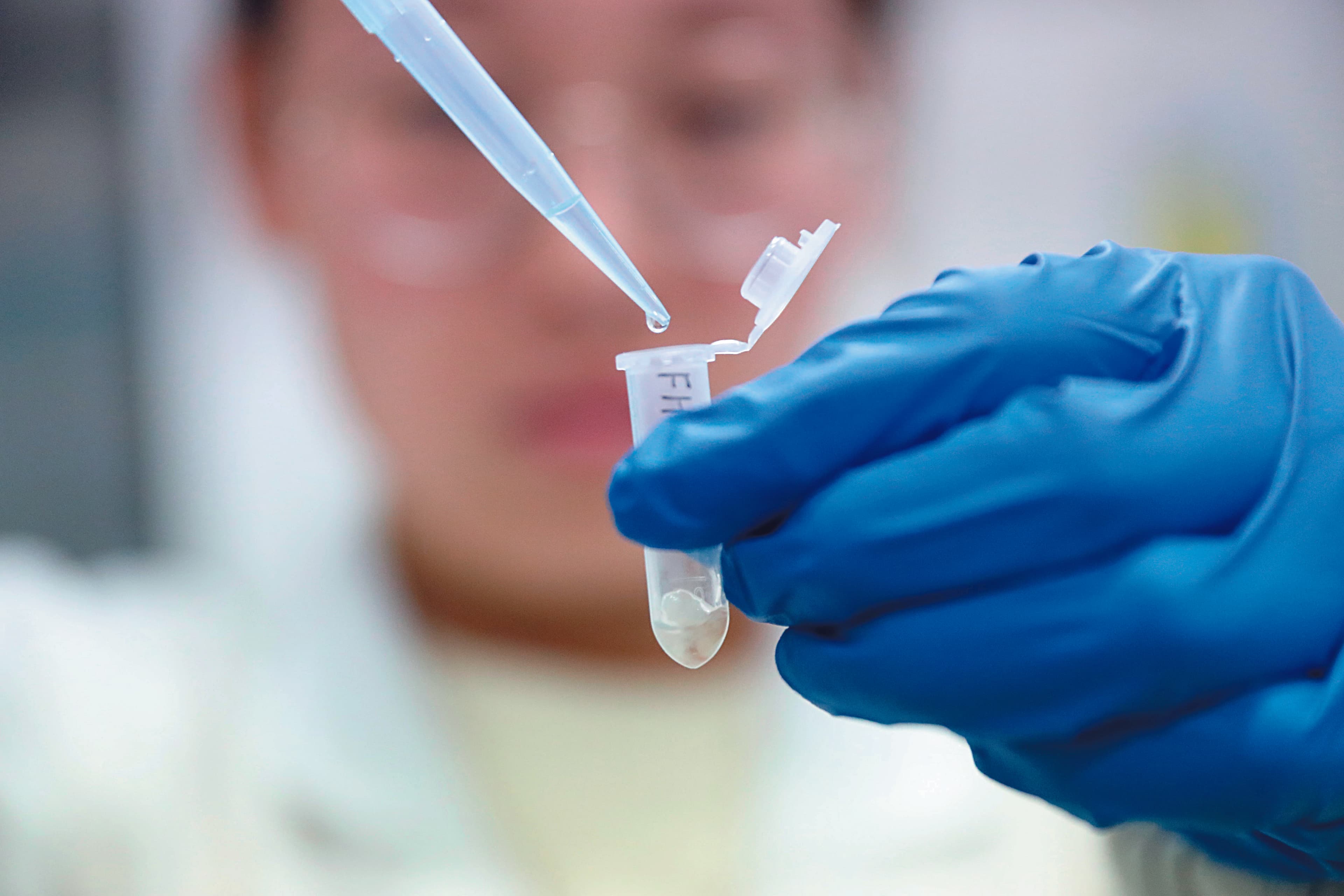 鑑識人員比對口水DNA,與當時被羈押在看守所的溫男吻合。圖為示意畫面。(東方IC)