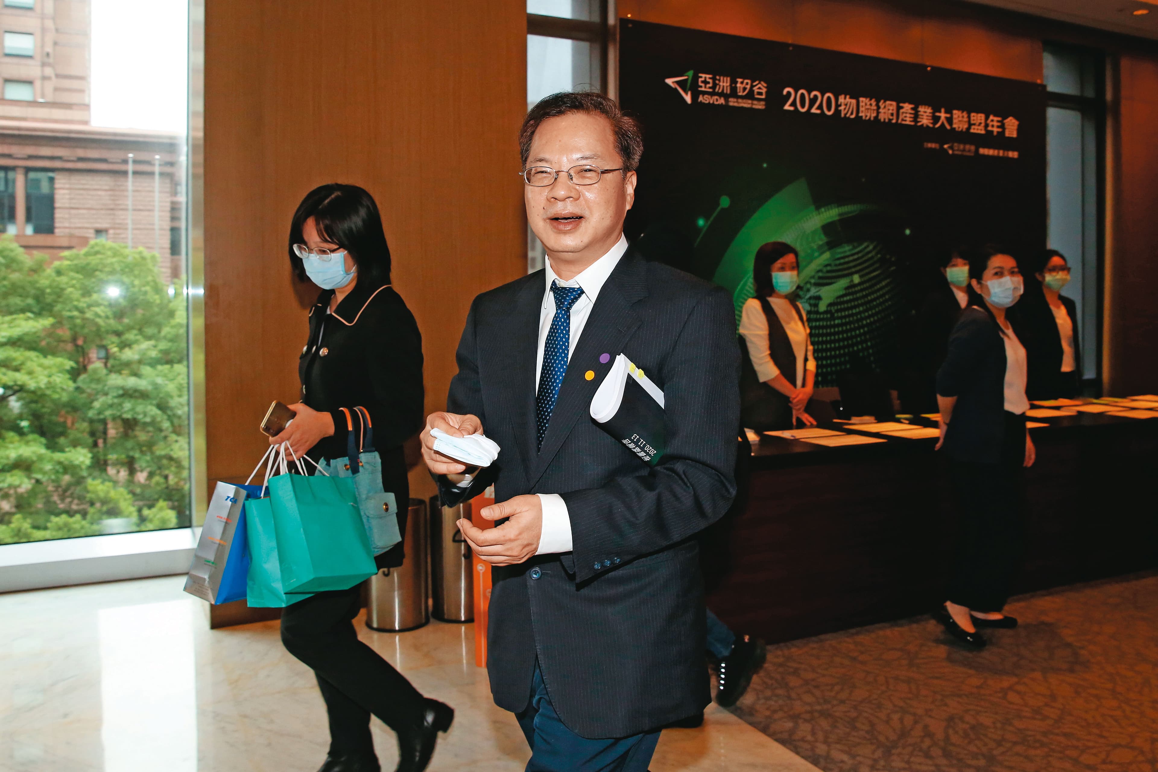 政務委員龔明鑫等不少政務官都獲邀出任青平台董事。