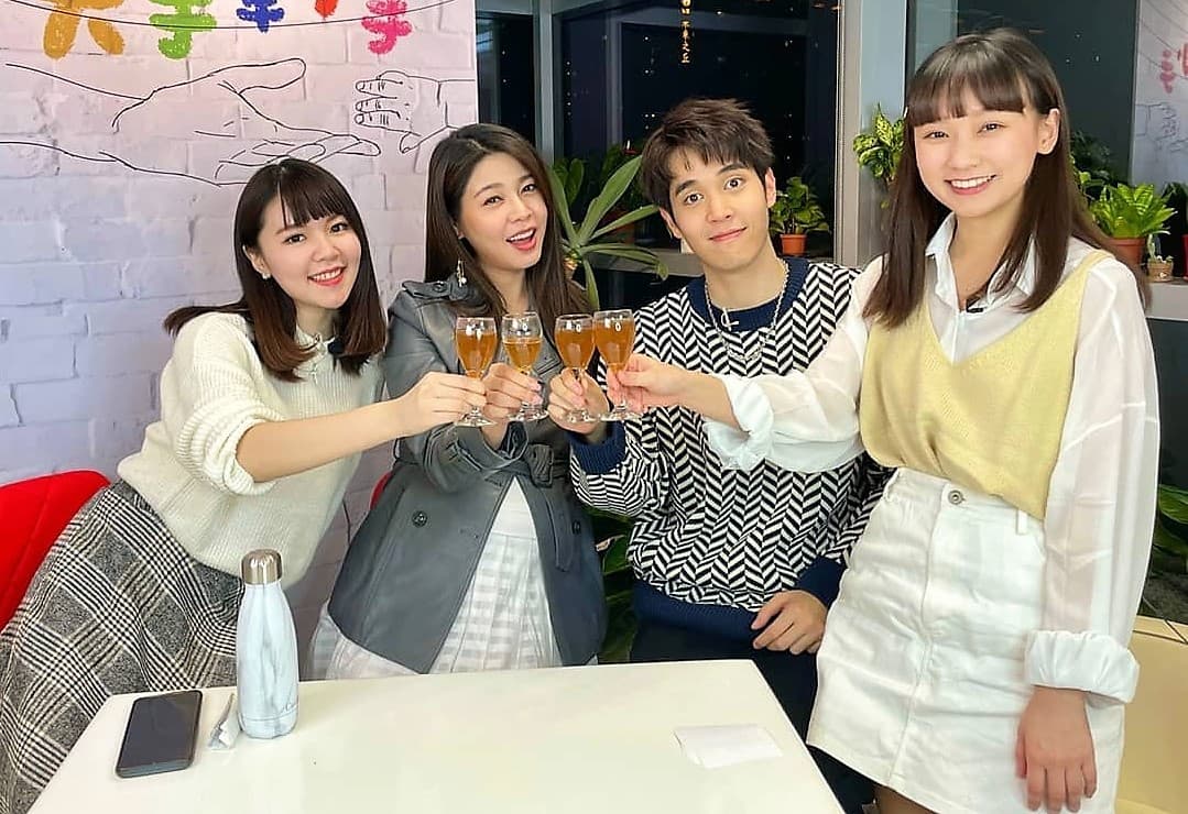 林星慧(左起)、白家綺、陳彥嘉、吳鈺萱在《大手牽小手》分享親子生活之道。(民視提供)