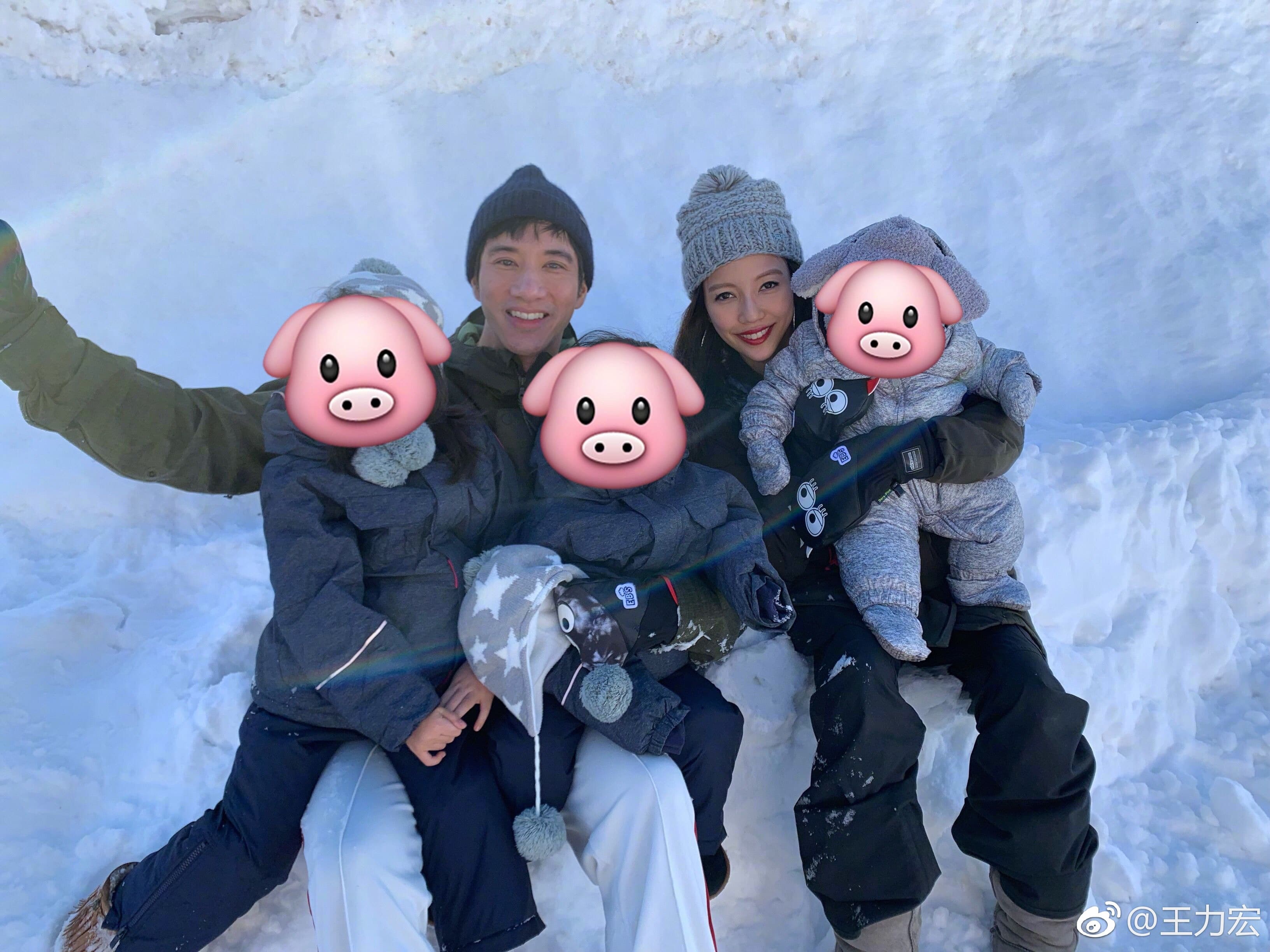 王力宏與妻子李靚蕾育有二女一子,他偶爾會在社交帳號中分享全家福照,但多在特殊節日時,且也僅有幾張而已。(翻攝自王力宏微博)