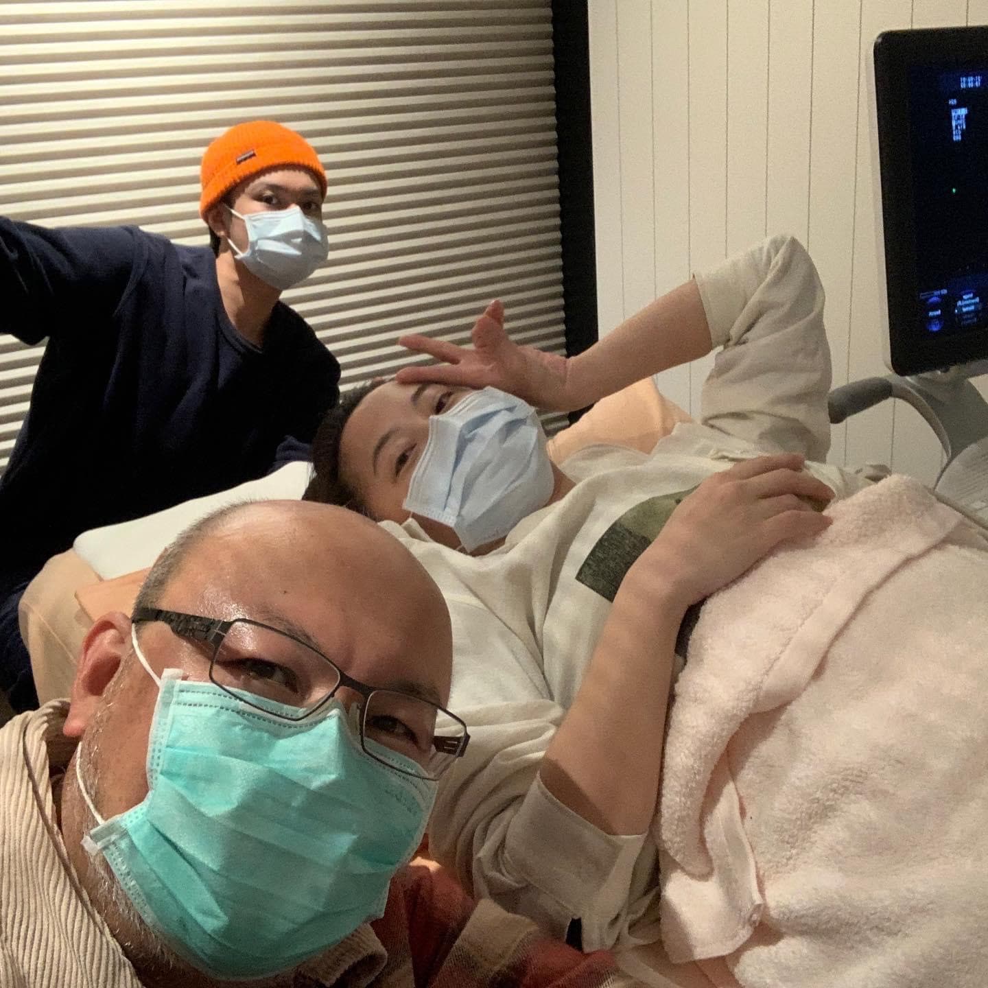 趙小僑感謝這段期間老公劉亮佐(左前)與家人的陪伴,也希望自己的成功案例,可以讓在求子路上努力的人多一些鼓勵。(翻攝自趙小僑臉書)