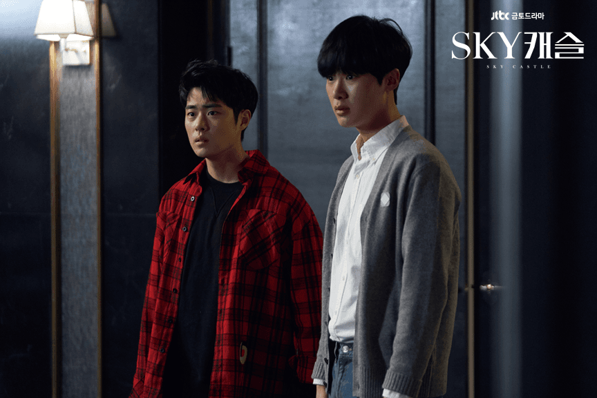 趙炳圭(左)和金東希在夯劇《Sky Castle 天空之城》是雙胞胎兄弟,兩人因該劇打開知名度,新作品邀約不斷。(翻攝自JTBC)