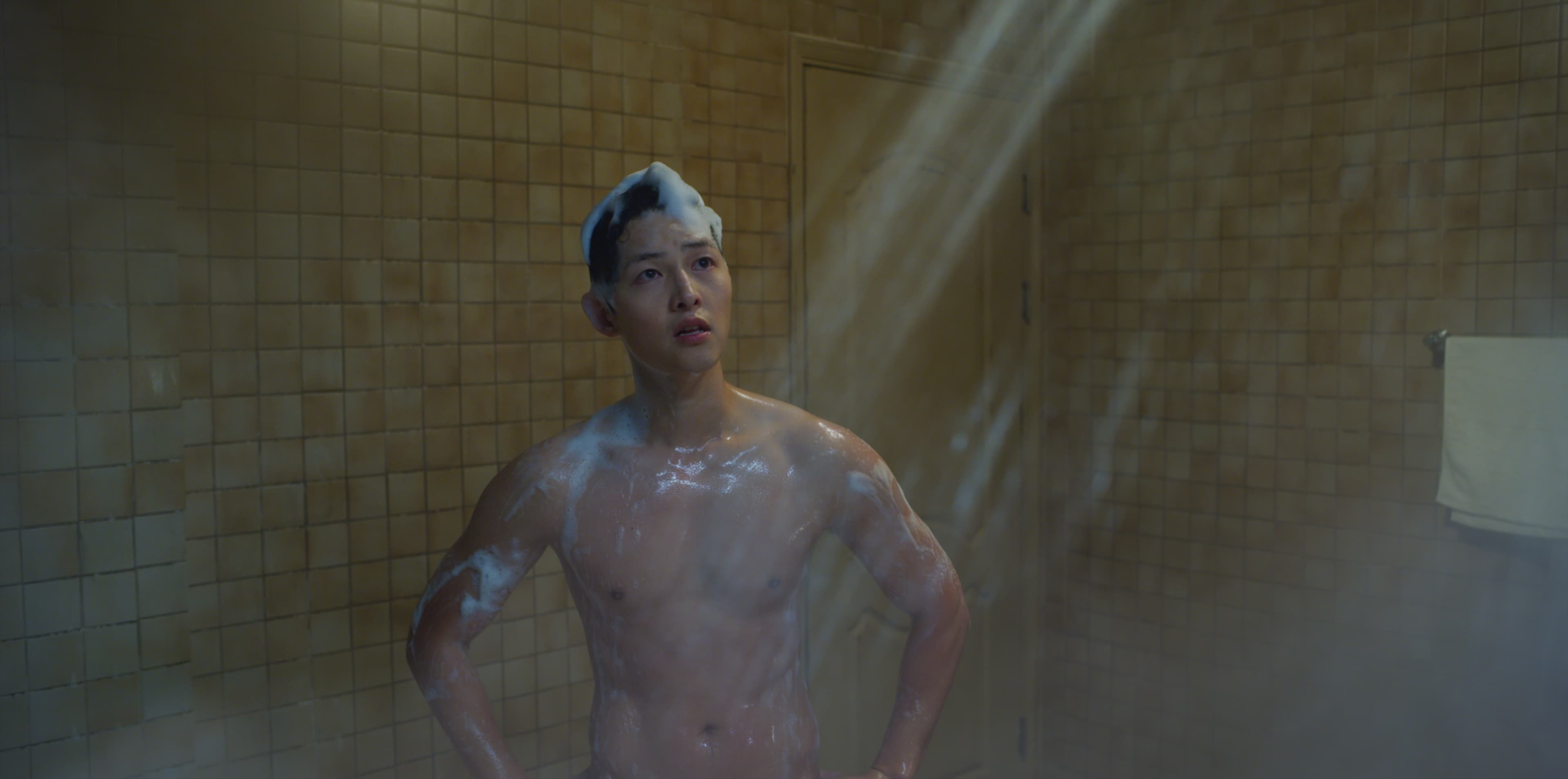 宋仲基幾乎在每部作品裡都會脫衣賣肌,《黑道律師文森佐》也不例外。(Netflix提供)