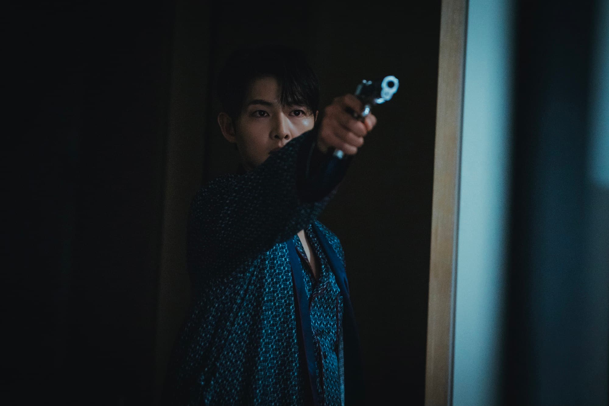 宋仲基一人擊退多名暗殺他的殺手。(Netflix提供)