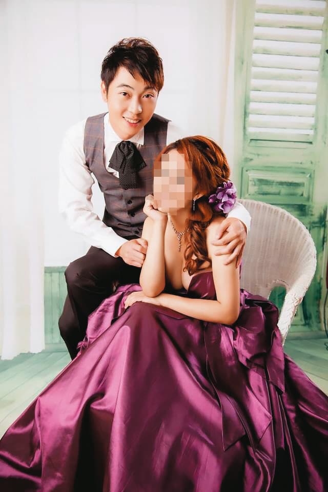 小雯(右)與電影製片蔡榕哲(左)2014年結婚時,已經懷有身孕。(讀者提供)