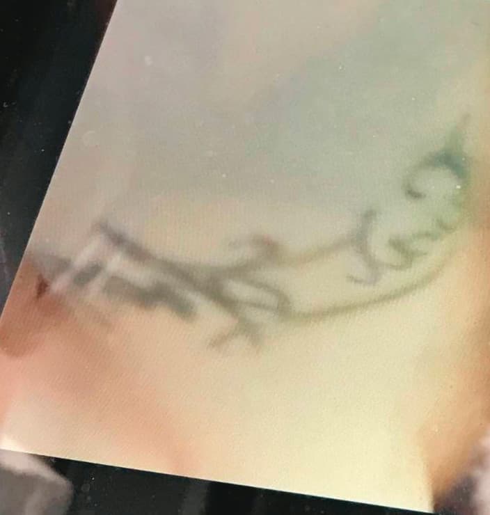 因為腰間的刺青(圖),小雯一眼就認出A片的男優就是自己的丈夫。(讀者提供)