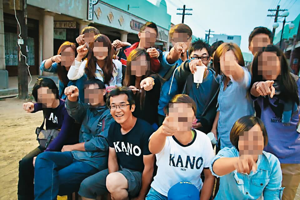蔡榕哲也是電影《KANO》的劇組成員,曾與擔任該片監製的魏德聖導演合影。(讀者提供)
