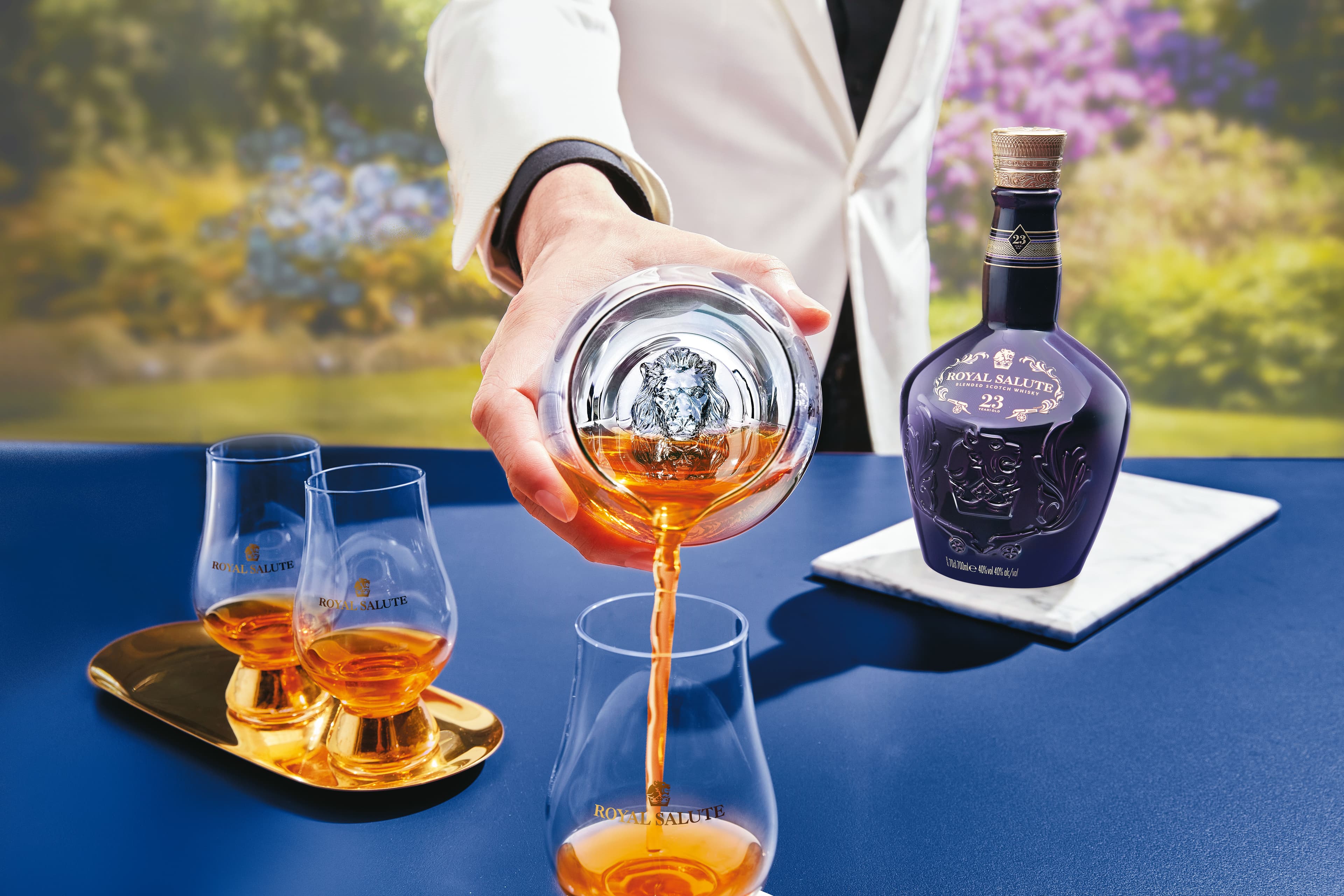 在台灣的烈酒品飲文化中,公杯是相當重要的器具,皇家禮炮也推出甚受歡迎的「獅王公杯」。