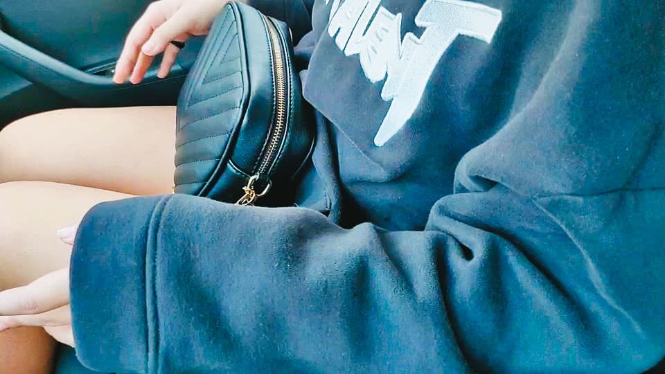 女大生B小姐(圖)遭李男騙走半工半讀的15萬元積蓄,連學費都繳不出來。