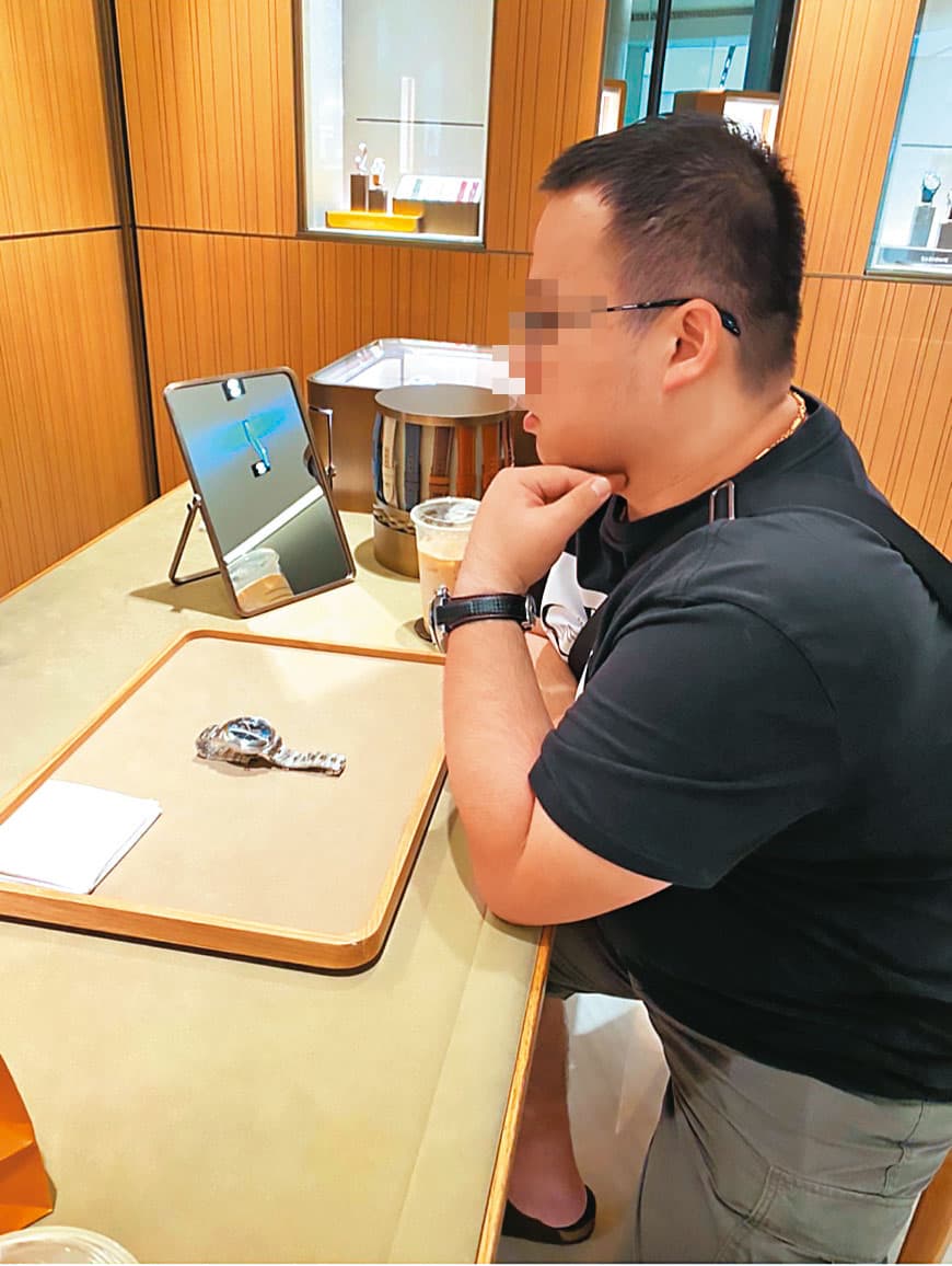 涉嫌吸金詐騙的李男常買名錶炫富,生活過得相當豪奢。(讀者提供)